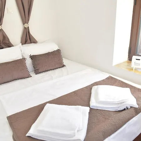 Kamara Traditional House * Soroni