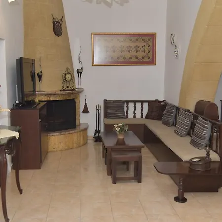 Kamara Traditional House * Soroni